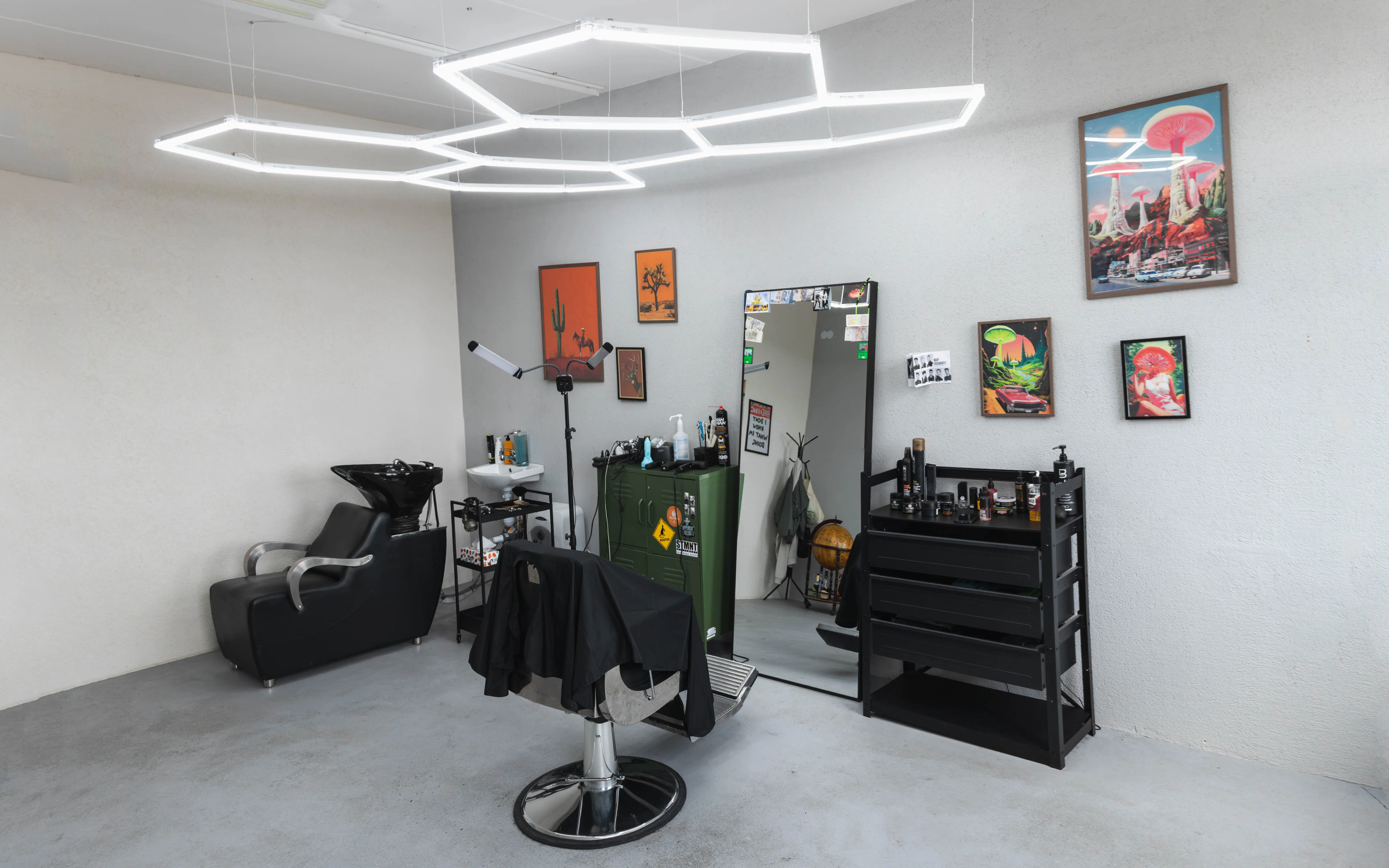 Amigos Barbershop kirpimo vieta Vilkaviškyje - kėdė, veidrodis ir šešiakampiai šviestuvai